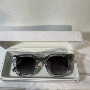 Grå solglasögon från Chimi 04 - Snygga grå glasögon från chimi! Modell 04 grå, skick 10/10, fräscha till sommaren! //brosofsweden.             Ig brosofsweden