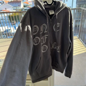 One of one hoodie - Säljer min gråa hoodie av märket One of one, knappt använd endast legat i garderoben sen jag köpte den från droppet på deras hemsida, skicket är som nytt så 9/10! 
