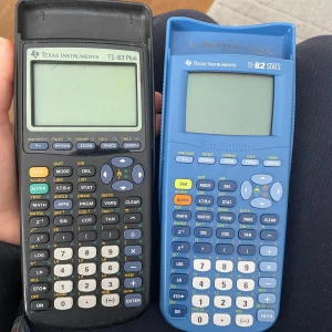 Texas Instruments TI-83 Plus och TI-82 Stats - Två grafräknare från Texas Instruments: en TI-83 Plus i svart och en TI-82 Stats i blått. Perfekta för avancerade matematiska beräkningar och statistik. Båda har tydliga skärmar och ett komplett tangentbord med funktioner för algebra, trigonometri och kalkyl. 300/st eller båda för 500
