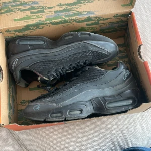 Svarta sneakers från Nike - Nike x corteiz skor .tar byten .skriv om ni har någon fråga.