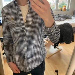 Rutig skjorta ralph lauren - Snygg blå och vit rutig skjorta från Ralph Lauren i storlek S, men sitter som M. Pris går att diskutera