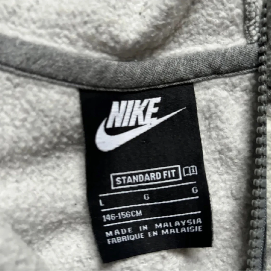 Grå hoodie och byxor från Nike - 2