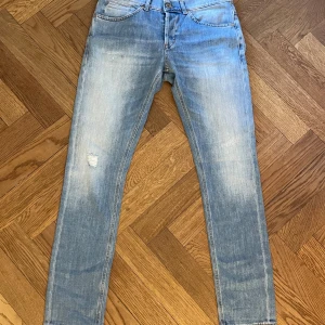 Dondup George  - Tja nu säljer vi dessa Dondup George jeans i ljusblå. Dessa är i storlek 32. De är i nyskick och har slitningar på benet som är sjukt snygga. Har ni några som helst funderingar så är det bara att skriva😇