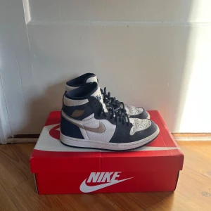 Jordan 1 - Snygga jordans i Navy blue färg. Storlek 38 och köpta på retstock för ca 4000. Saknar tyvärr original låda och kvitto, men tagen från de finns kvar👍 därav priset