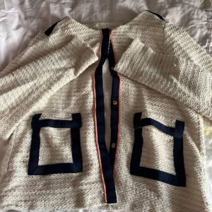 Vit kofta från Holly & Whyte by Lindex - Säljer en stilren vit kofta från Holly & Whyte by Lindex.