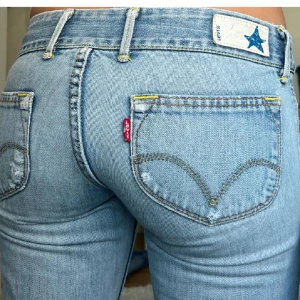 Ljusblå jeans från Levi's - Säljer ett par ljusblå Levi's jeans med bootcut som är lågmidjade. Köpte dessa jeans från någon annan så de är lånade bilder och dessa jeans var för stora för mig.  Midjemått 35 cm rakt över. innerbenslängd: 80 cm. 😊
