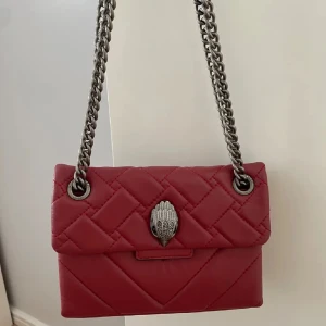 Kurt greiger väska mini - Säljer denna fina röda Kurt greiger i mini! Fick den julen 2022 men knappt aldrig andvänd så helt i nyskick! Köptes för ca 2500 kr säljer för endast 750 kr!💘😘🙌🏻