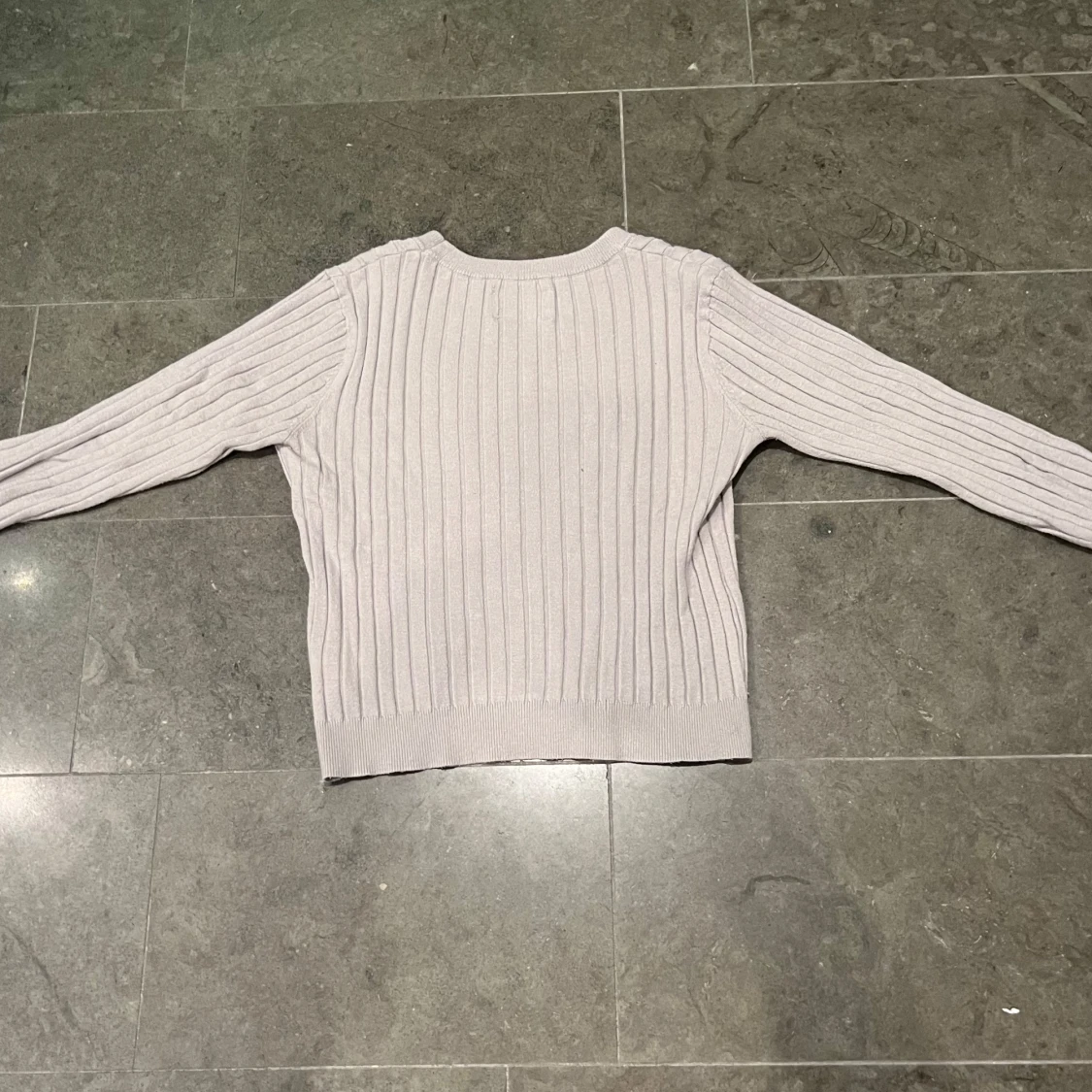 Ljusgrå ribbad tröja från Zara - 1