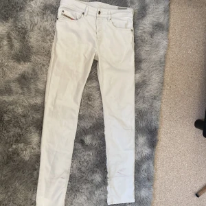 Snygg Vita diesel jeans. Tar även emot byten. - Snygga vita jeans från Diesel med klassisk femficksdesign och knappgylf. Perfekta för en stilren look. Märkesdetalj vid myntfickan ger en extra touch. Tar även emot byten