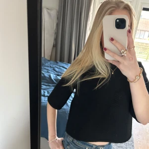 Svart kortärmad topp - Snygg svart topp med korta ärmar och ett fint mönster. Tröjan är i storlek S och är från Monki, men ursprungligen köpt från Sellpy💗💗