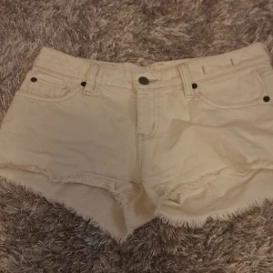 vita jeansshorts från Ralph Lauren - Snygga vita jeansshorts från Ralph Lauren med en klassisk femficksdesign. De har en rå kant nertill för en avslappnad look. Perfekta för varma sommardagar!🤍