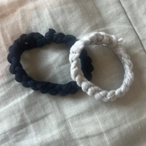 Virkade armband - Virkade handgjorda armband som är gjorda av zpaghetti-virkgarn som är återvunna av tyg. Färgerna passar alla få de är färger som kan vara både feminina och maskulina. Priset kan diskuteras. En för 75 kr eller båda för 125 kr!🩷