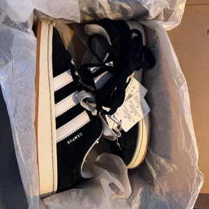 Adidas campus - Jag säljer ett par svarta adidas campus 00 i storlek 40. Skorna användes ett fåtal gånger under sommaren 2024. Skorna är i ett mycket bra skick.