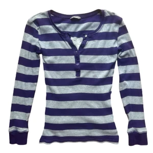 Randig långärmad y2k topp -  randig långärmad topp i lila och grått. Toppen har knappar framtill. (Vita toppen under är ej inkluderad) Barnsize men passar en XXS-XS bra eventuellt en S också. 