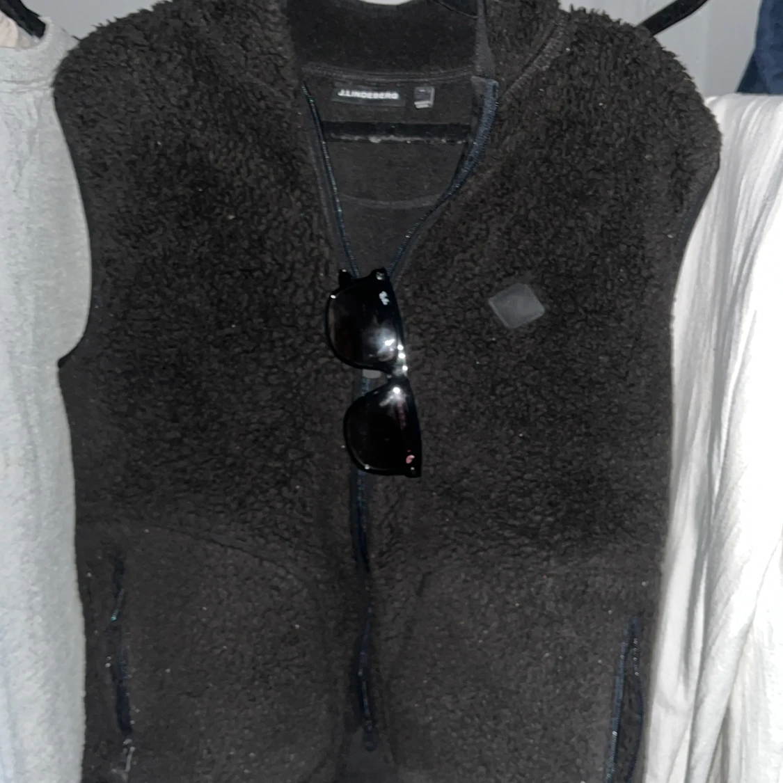 Svart fleeceväst från J.Lindeberg