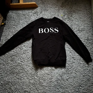 Hugo boss sweatshirt - Säljer en stilren sweatshirt från Hugo Boss storlek L, men passar även M. Ganska tunn sweatshirt med några defekter och tecken på användning, men fortfarande ganska bra skick. Priset är inte hugget i sten så det är bara att skriva vid intresse!