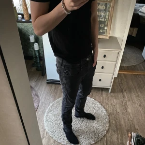 Replay Anbass Jeans - Säljer dessa Fina Replay Jeans då det ej kommer till användning.  Storlek W32 L32  Tveka inte på att höra av dig vid andra frågor   Mvh Ludde