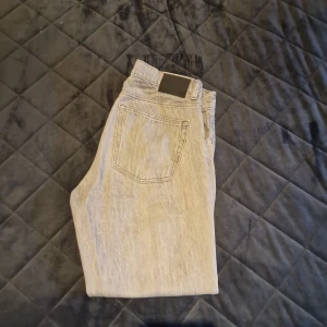 Grå jeans från Vailent - Snygga grå jeans från Vailent i klassisk design. De har en rak passform med knapp och dragkedja framtill. Perfekta för en stilren look.