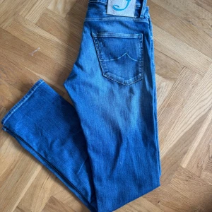 Jacob Cohën jeans - Säljer ett par snygga blå jeans från Jacob Cohën. Pris kan diskuteras vid snabb och smidig affär💯💯💯🔥🔥Ny pris 5400 kr