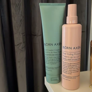 Björn Axén Curl Creator Cream och Heat Styling Protection - Säljer två populära hårprodukter från Björn Axén som jag bara öppnat för att testa men som inte riktigt passade min hårtyp. Båda för 200kr eller 100kr styck om du bara vill köpa 1 av dom.💕 Creator Cream är en anti-frizz och värmeskyddande kräm för definierade och mjuka lockar, berikad med quinoa-protein. Heat Styling Protection är en lätt spray som skyddar håret vid värmestyling upp till 220°C.✨