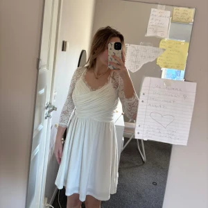 Studentklänning  - Studentklänning från bubbleroom i strl S. Aldrig använd och säljs då den inte är min stil. Passar mig bra som är 162cm och brukar ha XS/S i kläder.