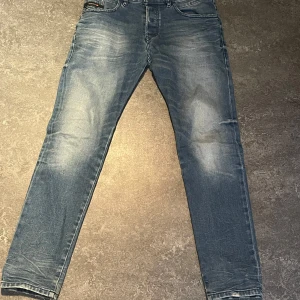 Blå jeans från Diesel - Snygga blå jeans från Diesel med en klassisk straight passform. De har en lätt tvättad look och fem fickor. Perfekta för en avslappnad stil. Märkta med Diesel D-Bazer. Endast 199kr!! Mvh luxury 