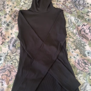 Svart ribbad polotröja - Säljer en stilren svart ribbad polotröja med långa ärmar. Endast testad! Finns katt och hund i hemmet, tvättas innan den skickas!