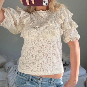 Beige spetsblus med volanger - Säljer min jätte fina volangtröja i stl S.