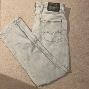 Ljusgrå jeans från Replay - Snygga ljusgrå jeans från Replay med klassisk femficksdesign och en stilren look. Perfekta för en avslappnad stil. Midjemått 29 och längd 32.