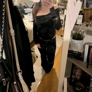 Svart offshoulder topp - Snygg svart offshoulder topp med lång ärm. Perfekt för en stilren och trendig look. Toppen har en tight passform som framhäver figuren. Skriv vid frågor💗
