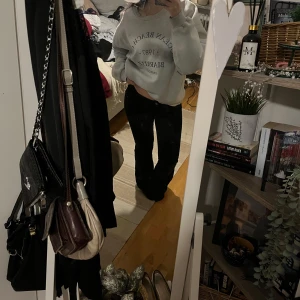 sweatshirt från Gina Tricot - Säljer en ljusblå sweatshirt från Gina Tricot med tryck 'L'Océan Beach Club 1987 Biarritz France' i marinblått. Tröjan har långa ärmar och ribbade muddar vid ärmslut och nederkant. Perfekt för en avslappnad stil. Några smink fläckar som går bort i tvätten, skriv vid frågor💗