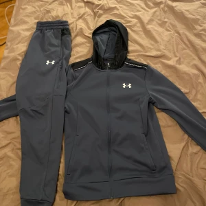 Under Armour tracksuit - Mycket fint skick, byxorna storlek S, tröjan storlek XS men passar även S 