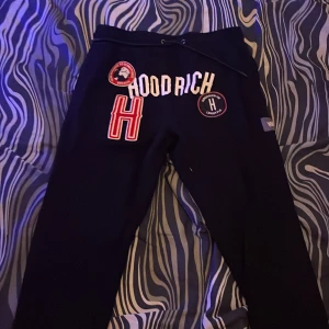 Svarta mjukisbyxor från Hoodrich - Sköna byxor från hoodrich oheröhrt bra skick och bekväma att ha på sig det är storlek M men passar S också 