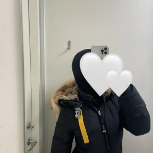 Svart para jumper  - Snygg svart  jacka  med pälsdetalj på huvan och en gul dragkedja. Perfekt för kalla dagar med sin varma och skyddande design. Jackan har en normal passform och långa ärma pris kan diskuteras passar storlek 38 också 