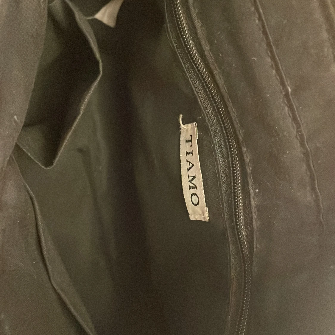 Svart axelväska från Tiamo - 3