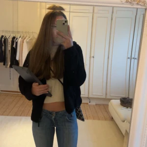 Lågmidjade Lee jeans - Säljer mina absoluta favorit jeans från Lee då de börjar blir för tajta! Org pris ligger på 800kr💕pris är diskuterbart! Skriv privat för frågor eller bilder😊