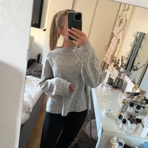 Grå stickad tröja - Grå stickad tröja, superfin och endast använd ca 2 gånger! Storlek M men passar mig som har xs/s