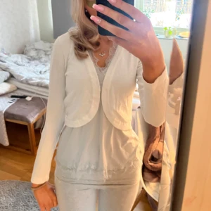 Vit bolero - En snygg vit långärmad  bolero kofta😍 