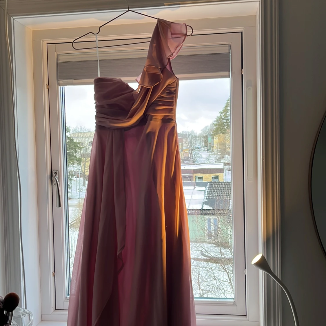 Rosa axelbandslös klänning