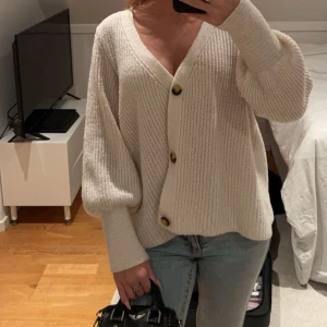 Beige stickad tröja - Säljs då jag har för mycket stickade tröjor. Har vanligtvis XS därför är den lite oversized på mig. 