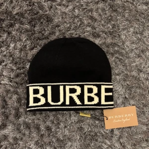 Burberry mössa - Helt ny burberry mössa, bra passform samt skön och varm