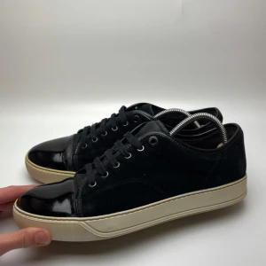 Lanvin skor  - Hej! Säljer nu dessa sjukt snygga Lanvin skor. Skorna är i bra skick! Vi rekommenderar att gå ner en storlek. Har ett begränsat antal boxar och dustbag! Hör gärna av dig vid frågor 