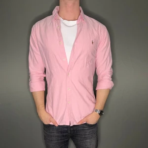 Ralph lauren skjorta - Hej säljer nu min fina Ralph Lauren skjorta i storlek M. Den är i nyskick och kommer vara otroligt snygg nu i vinter och framåt våren. Nypris cirka 1500kr! Vi kommer att sälja liknande produkter nu närmare våren så glöm inte följa profilen!🌊🍾