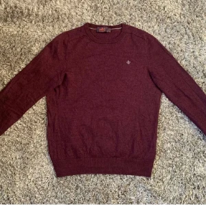 Morris tröja  - Säljer en  vinröd tröja från Morris i 100% lammull. Använt fåtal gånger.