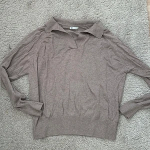 Beige tröja med krage - från Cubus - Säljer denna stilrena beigea stickade tröja från Cubus, i storlek L (passar dock mig som har S). Inga defekter, bra skick, har använts. Köparen står för frakten! Köpt är köpt. 💛