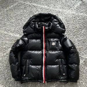 Svart pufferjacka från Moncler - Moncler Montbeliard. Använd en vinter och fortfarande i topp skick. För frågor o pris förhandling, meddela mig gärna