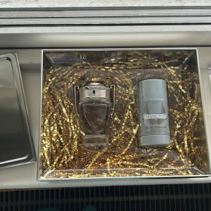 Invictus edt 50 ml presentset från Paco Rabanne - Snyggt presentset från Paco Rabanne med Invictus-parfym och deostick. Parfymflaskan har en unik troféform och deosticket matchar i stilren design. Perfekt för den som vill dofta fräscht och maskulint. Kommer i en elegant silverfärgad förpackning.