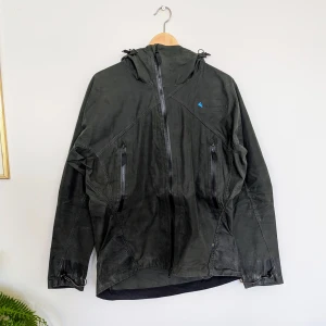 Klättermusen Einride Olive Grön - Skick 7/10 Stlk: M MFR 8 I klättermusen skala betyder att den är tålig mot vatten men inte vattentät. 