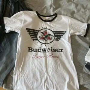 Gammal y2k/drainer/skater? Tshirt. Den är använd fåtal gånger då jag bytte stil ganska snabbt