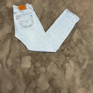 Ljusa jeans från Levi's - Snygga ljusa jeans från Levi's med klassisk femficksdesign och ikonisk läderpatch på baksidan. Perfekta för en avslappnad stil. De har en rak passform och är tillverkade i slitstarkt denim.